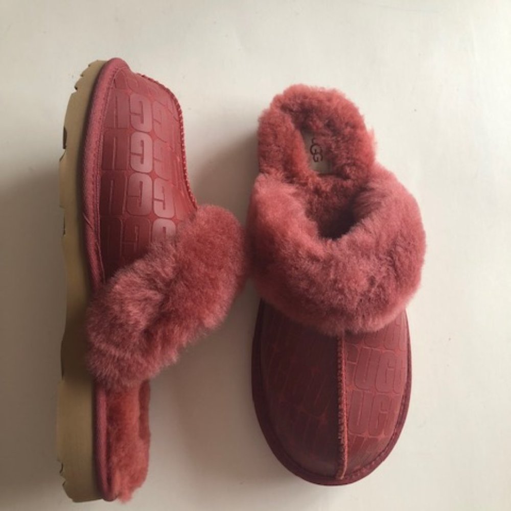 UGG Cozy II Suede Shearing Logo Slipper. Size: 7